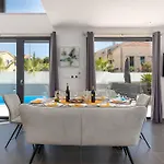 Charming Magnifica With Heated Pool For 8 Funtana