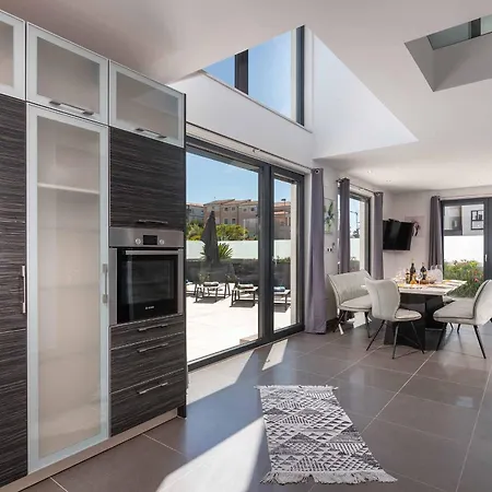 Charming Magnifica With Heated Pool For 8 Vila