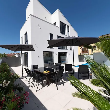 Charming Magnifica With Heated Pool For 8 * Funtana