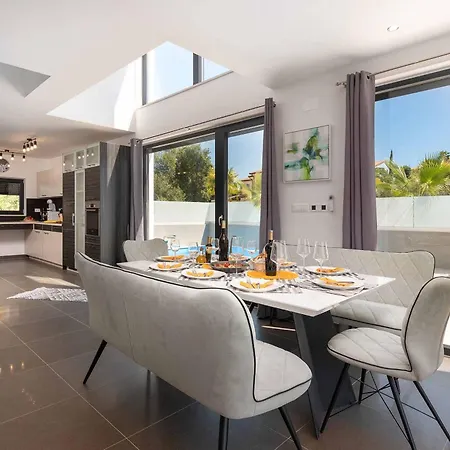 Charming Magnifica With Heated Pool For 8 Villa