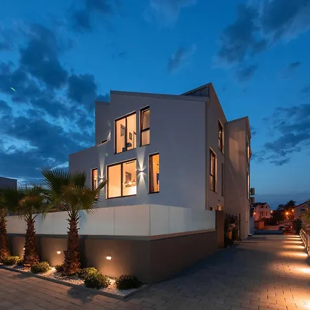 Vila Charming Magnifica With Heated Pool For 8