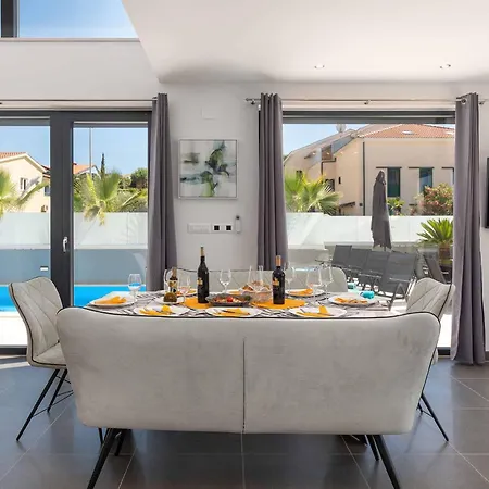 Charming Magnifica With Heated Pool For 8 Funtana