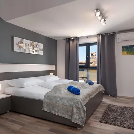Villa Charming Magnifica With Heated Pool For 8 Funtana