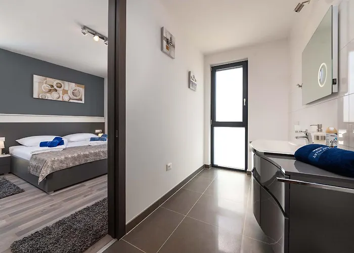 Villa Charming Magnifica With Heated Pool For 8 Funtana