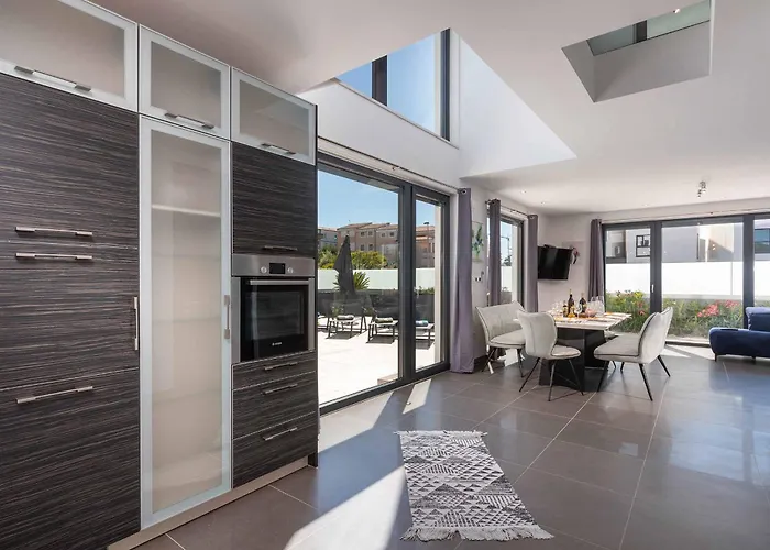 Charming Magnifica With Heated Pool For 8 Villa